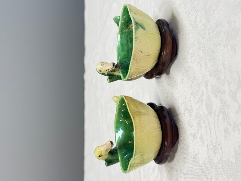 A pair of Chinese famille verte sancai biscuit duck-and-lotus-form water droppers on later wooden stands - 图26