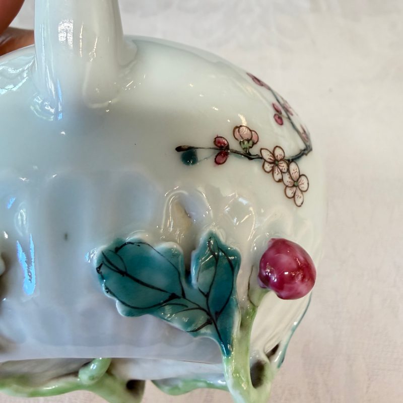 A Chinese famille rose 'Pheasant among Flowering Branches' teapot and cover with relief design - 图20