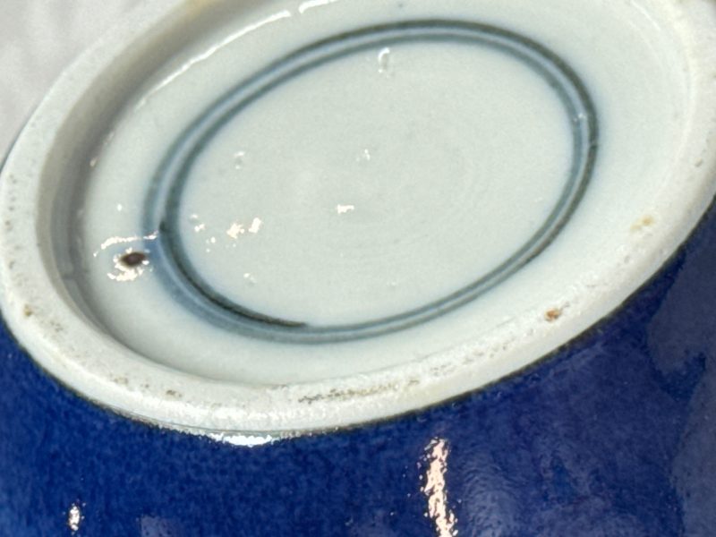 Three Chinese monochrome wares, one with a wooden stand - 图65