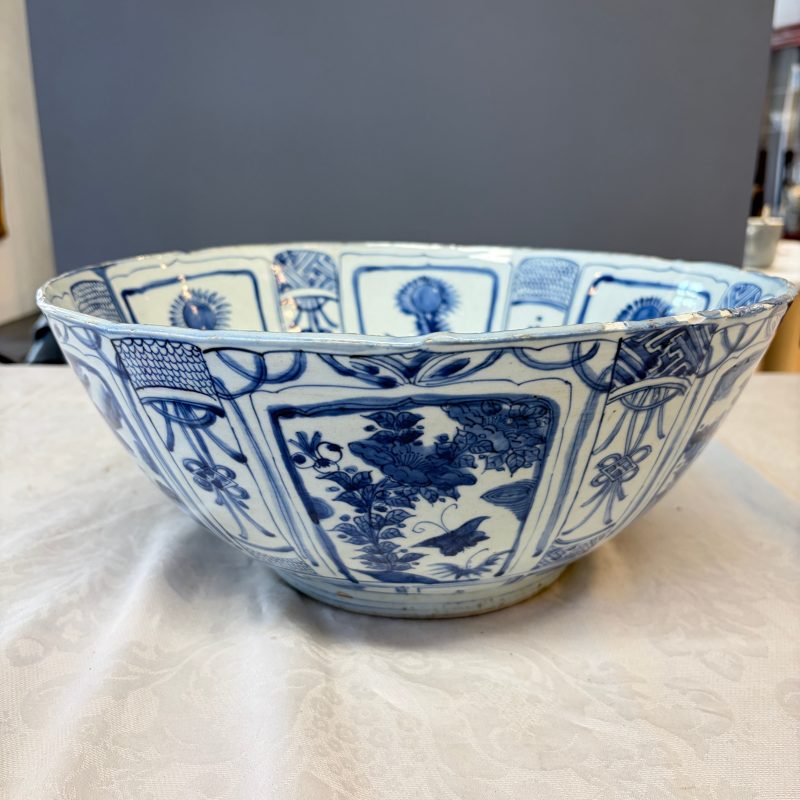 A large Chinese 'Kraak' blue and white 'Mountainous Landscape' bowl - 图11