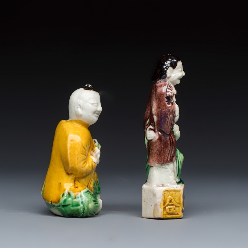A Chinese famille verte sancai biscuit model of a seated boy and a 'He He Er Xian' group - 图5