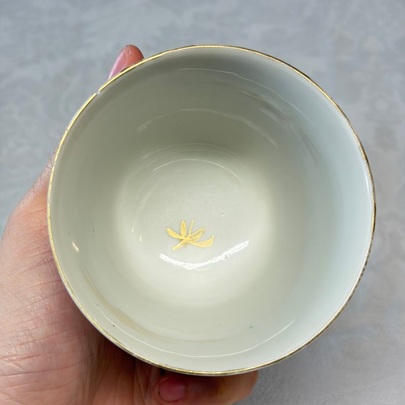 Three sets of Chinese export famille rose and grisaille 'European Subject' tea bowls and saucers - 图35