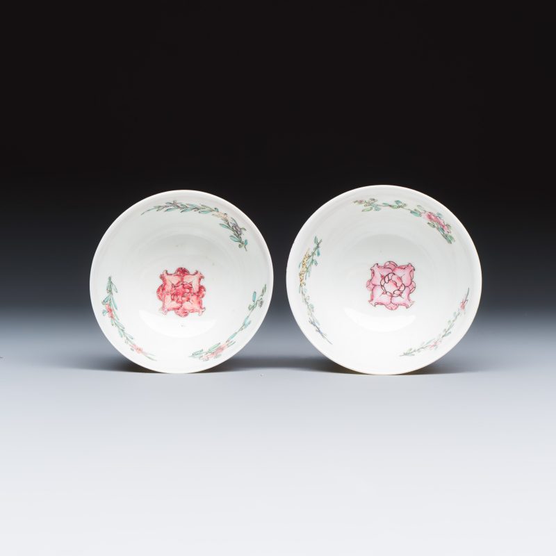 A pair of fine Chinese famille rose 'Rooster' tea bowls and saucers - 图8