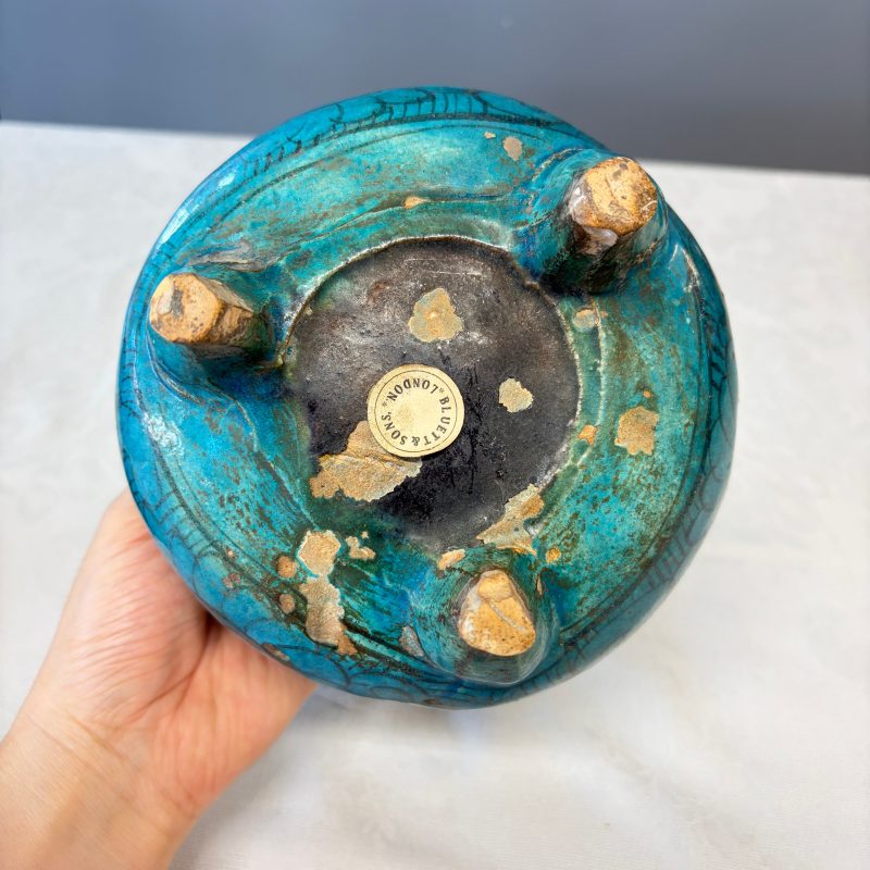 A Chinese peacock-blue-glazed tripod incense burner with wooden cover - 图27