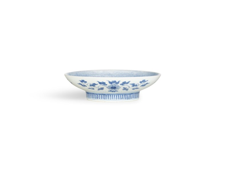 A porcelain dish, Nabeshima ware, Hizen, Edo period, late 17th – early 18th century | 色絵波涛桜花柴垣文皿　肥前　鍋島藩窯　江戸時代中期　17世紀後半～18世紀前半 - 图2