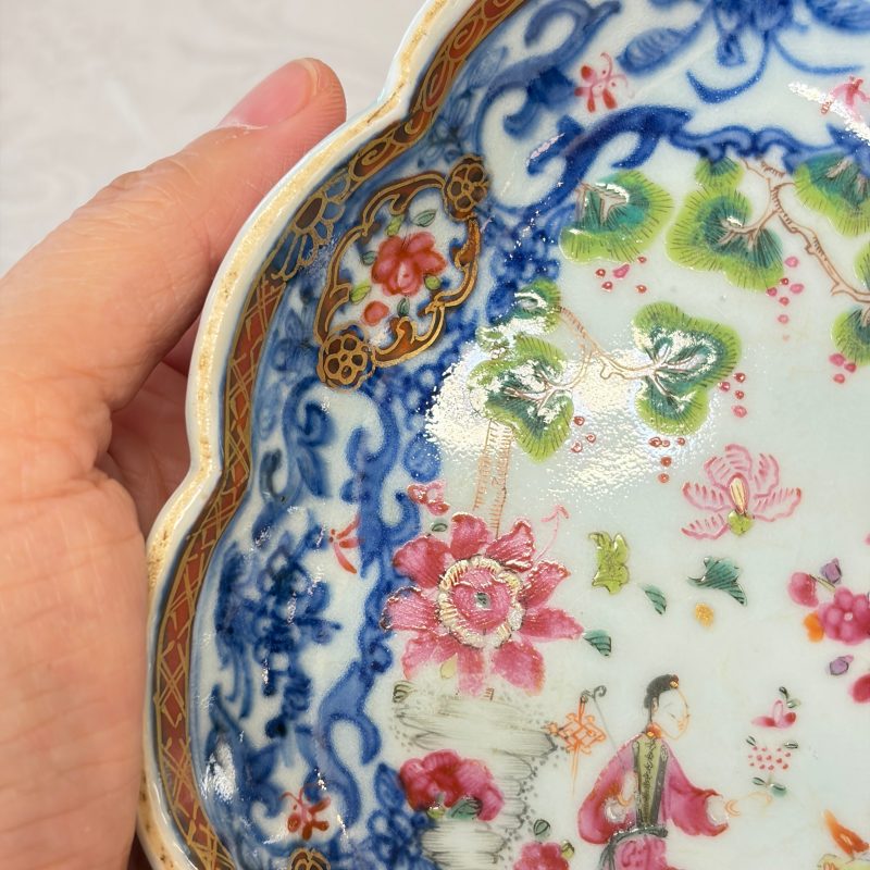 A pair of Chinese famille rose leaf-shaped saucers with figural design - 图7