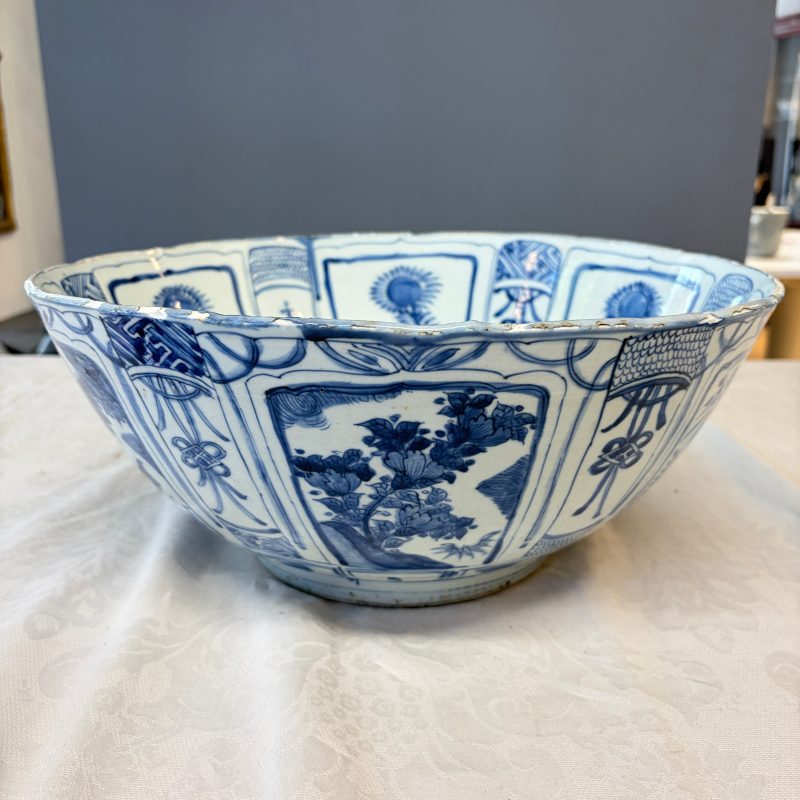 A large Chinese 'Kraak' blue and white 'Mountainous Landscape' bowl - 图12