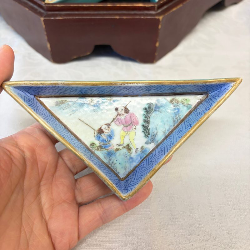 A Chinese famille rose 'Foreigners Hunting' six-piece sweetmeat set on a wooden tray - 图19