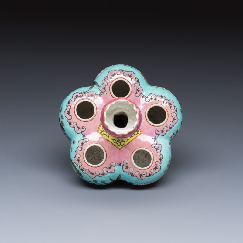 A Chinese famille rose turquoise-ground Dayazhai-style 'Dragons' vase - 图6