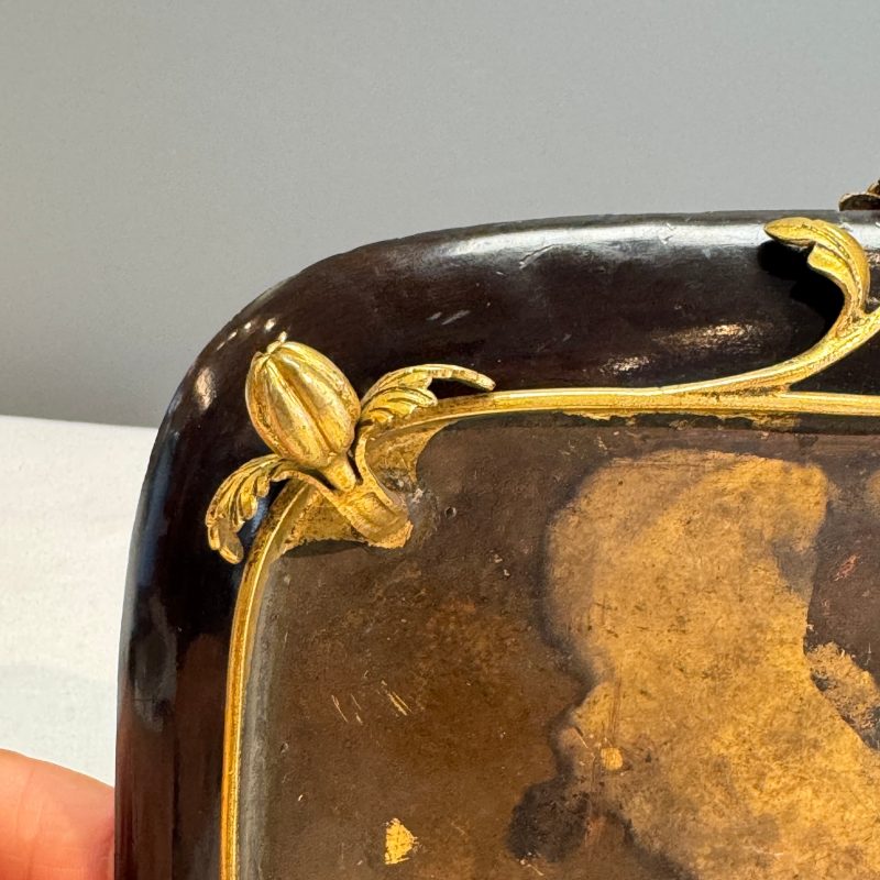 A French lacquered and gilt-bronze-mounted inkwell with a Chinese turquoise-glazed Buddha - 图20