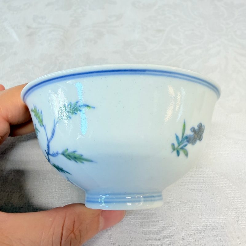 A pair of Chinese doucai bowls with floral design - 图11