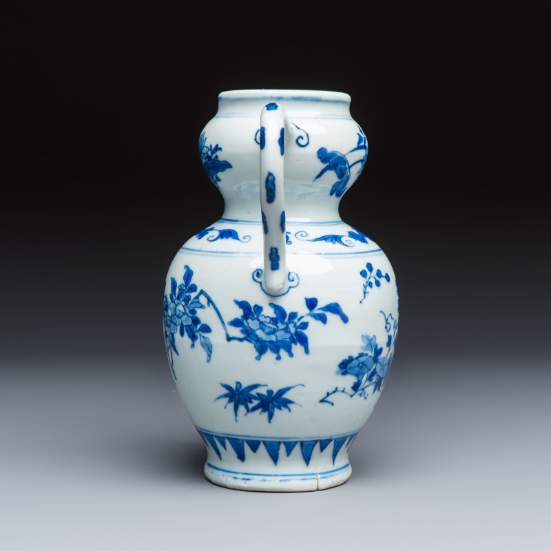 A Chinese blue and white double-handled vase with floral design - 图3