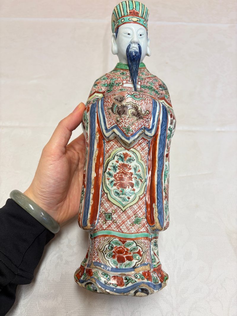 A rare Chinese wucai figure of a dignitary - 图8