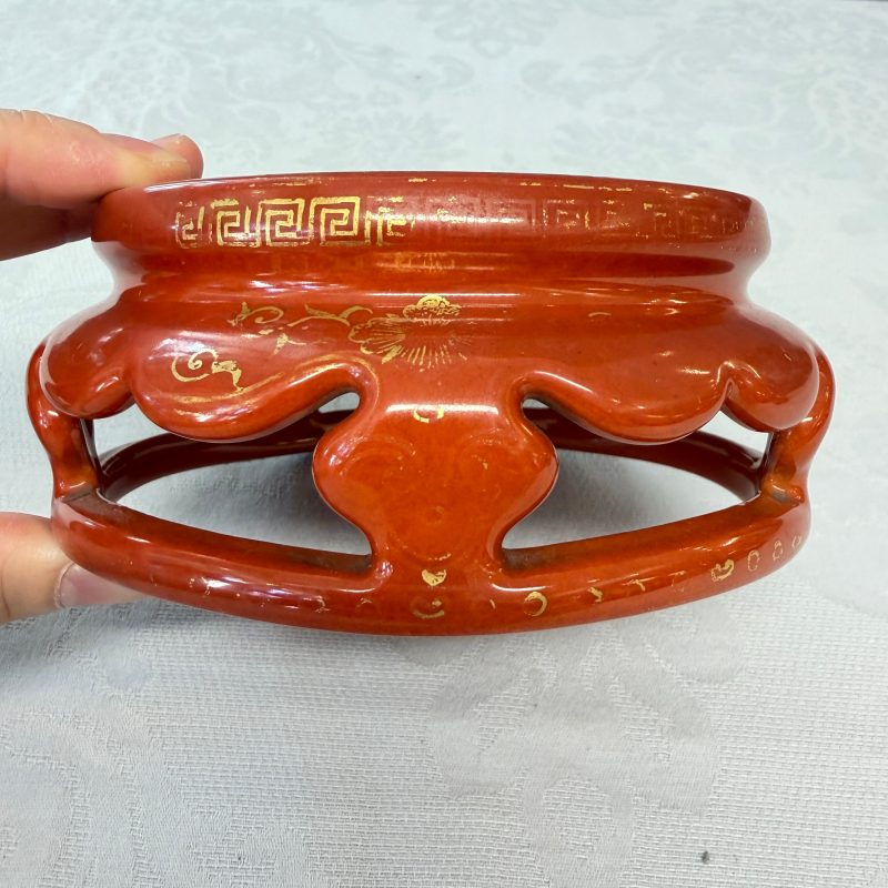 A Chinese gilt-decorated coral-red-glazed stand - 图12