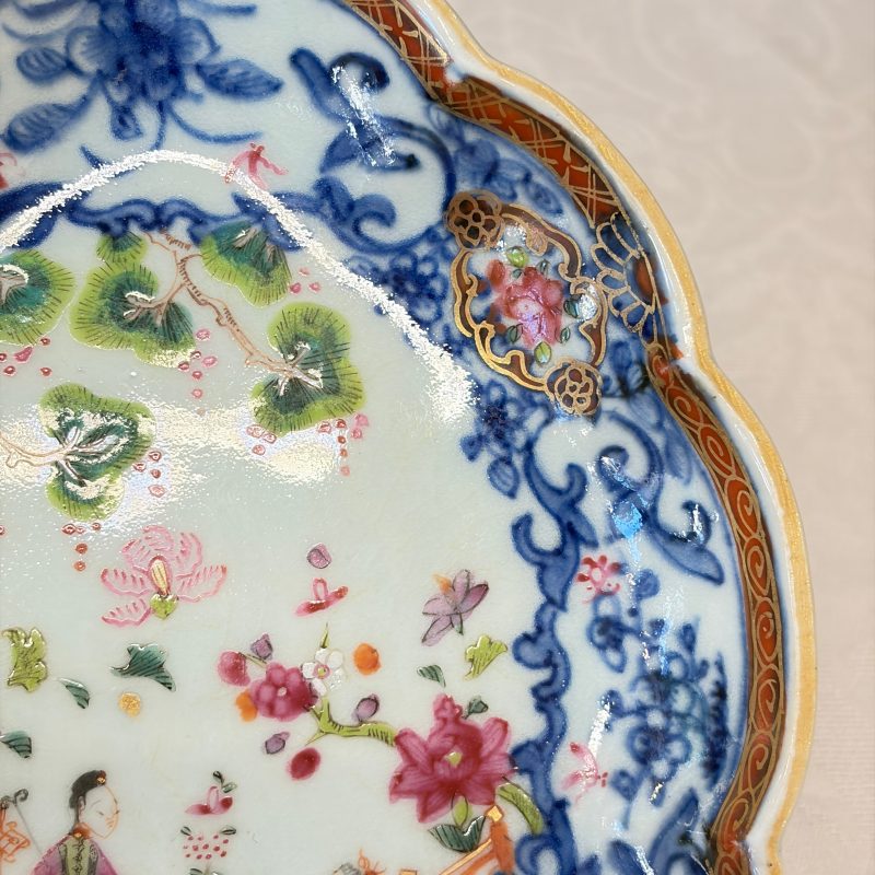 A pair of Chinese famille rose leaf-shaped saucers with figural design - 图6