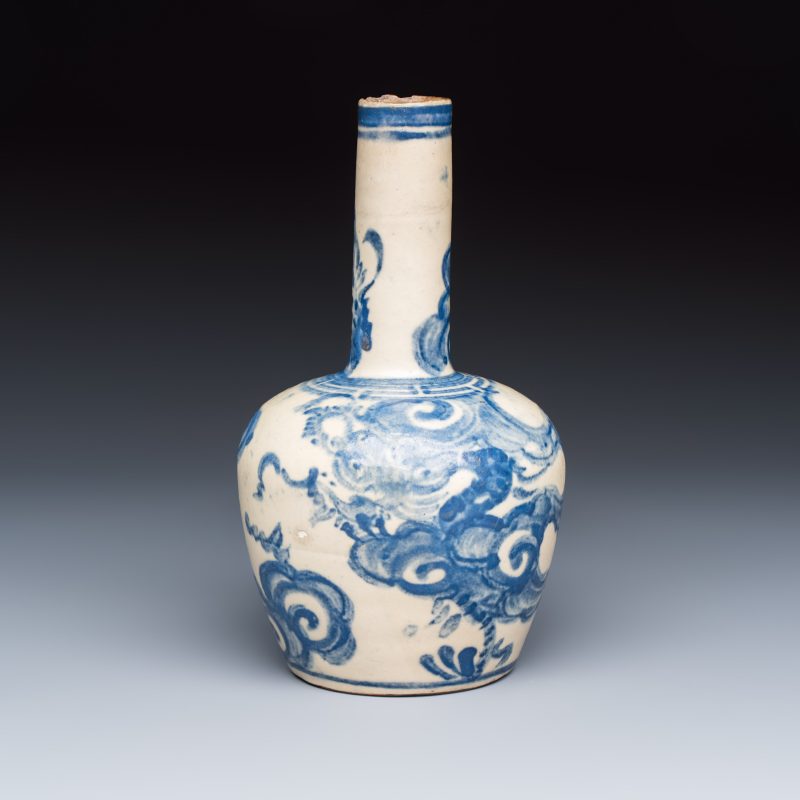 A Vietnamese blue and white 'Dragon' vase