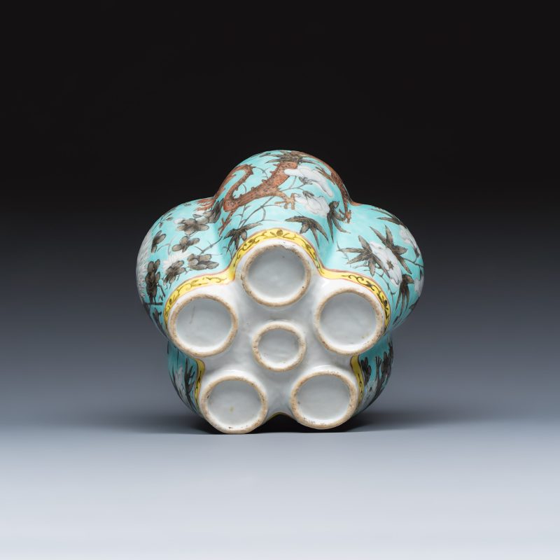 A Chinese famille rose turquoise-ground Dayazhai-style 'Dragons' vase - 图7