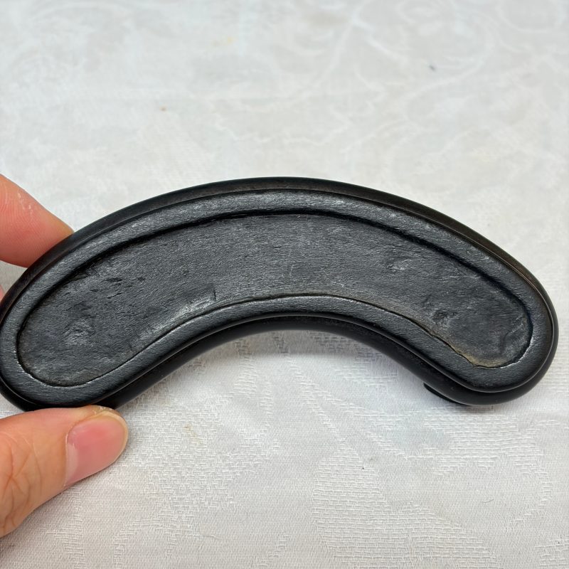 A Chinese aubergine-glazed brush rest and a famille verte sancai biscuit group - 图34