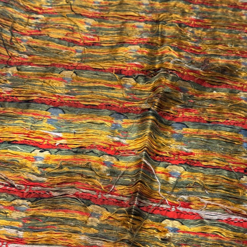 A Chinese red-ground brocade panel with seated Buddhas - 图35