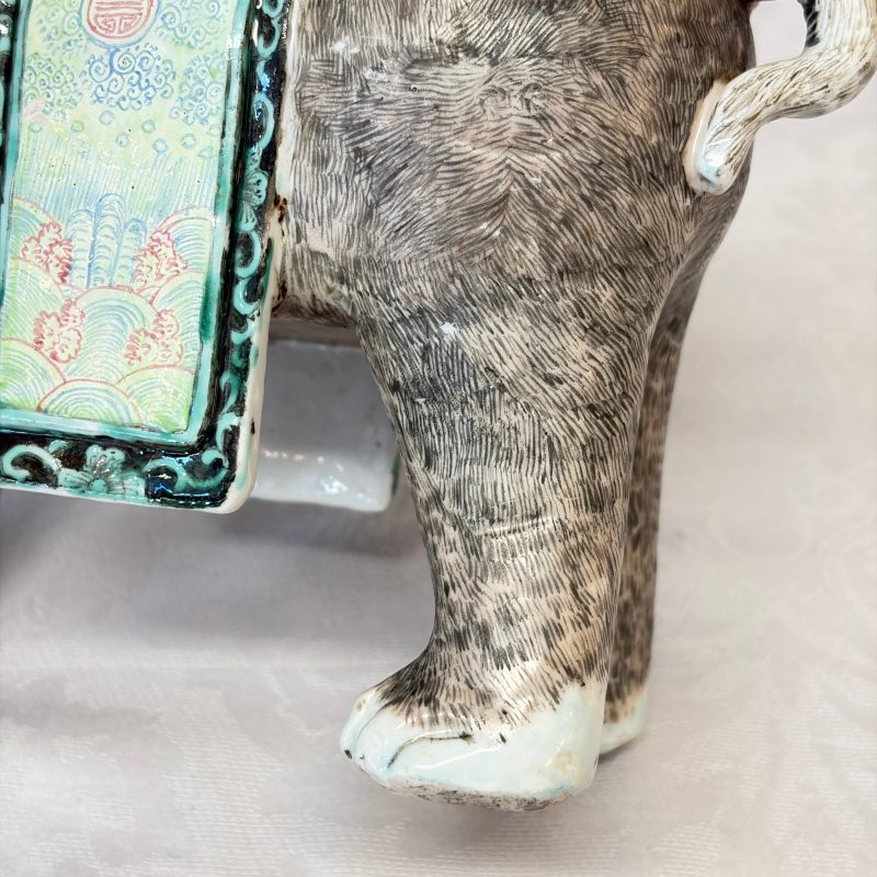 A pair of Chinese famille rose models of elephants - 图36