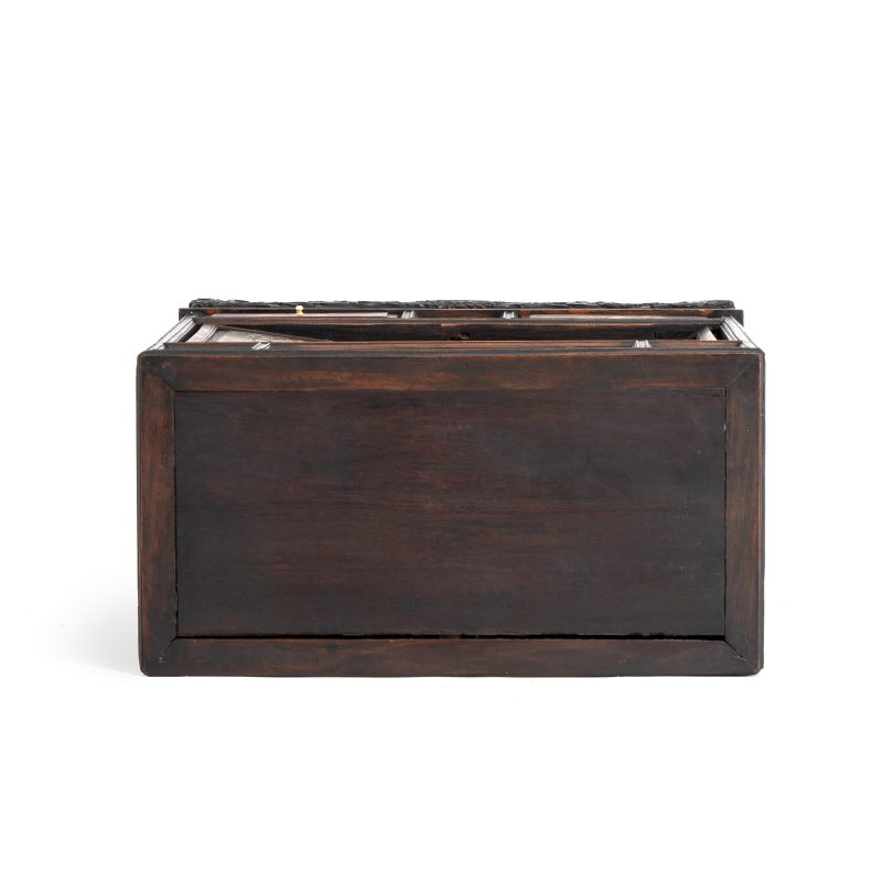 A Vietnamese mother-of-pearl-inlaid wooden two-door cabinet - 图7