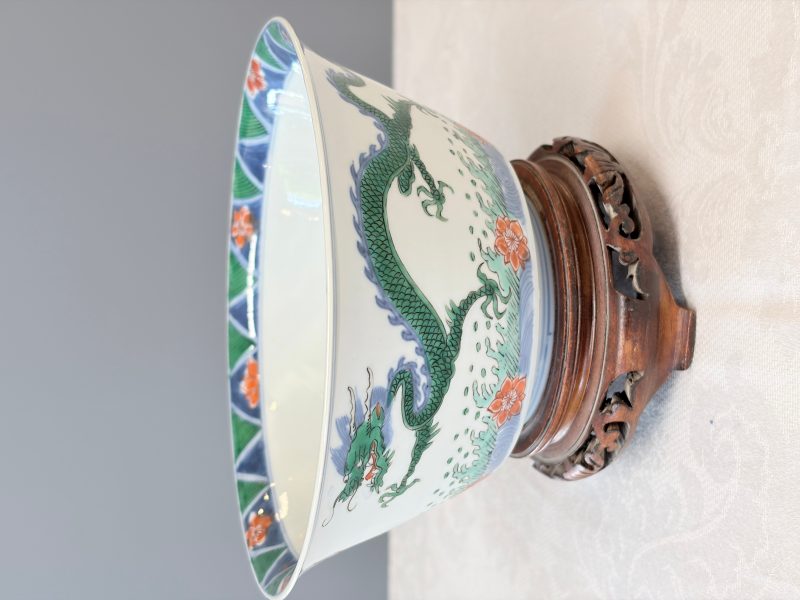 A Chinese famille verte 'Dragon' bowl on a later wooden stand - 图10