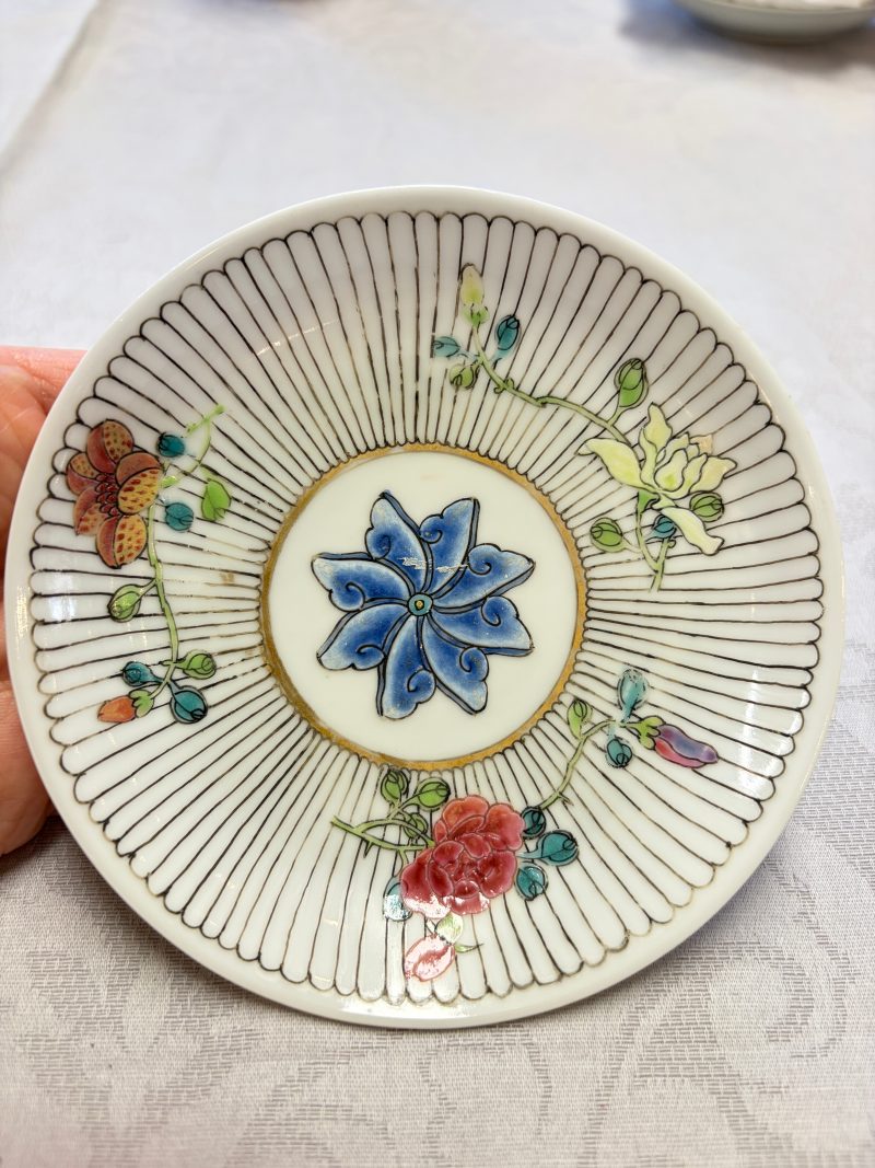 A Chinese famille rose tea bowl and saucer with floral design - 图21