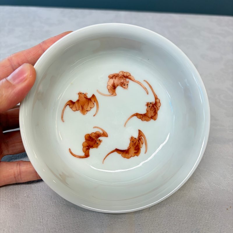 A pair of Chinese famille rose shallow bowls with birds among bamboo, and bats - 图13