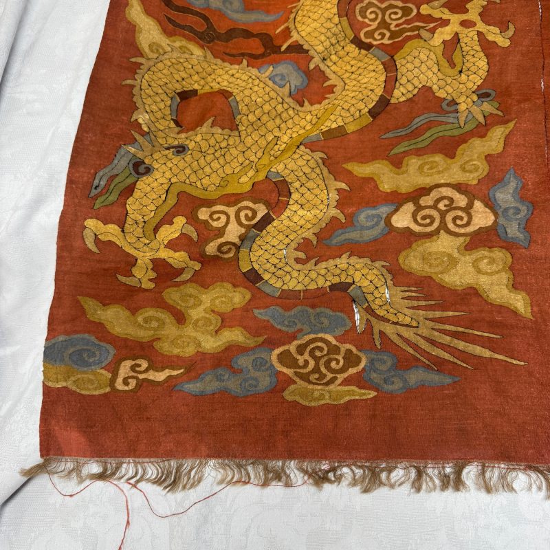 A Chinese coral-ground kesi 'Dragons' panel - 图7