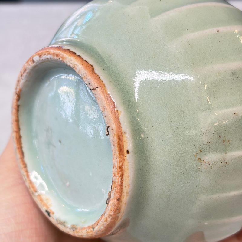 Two Chinese blue and white bowls, a plate, a celadon kendi and a vase - 图66