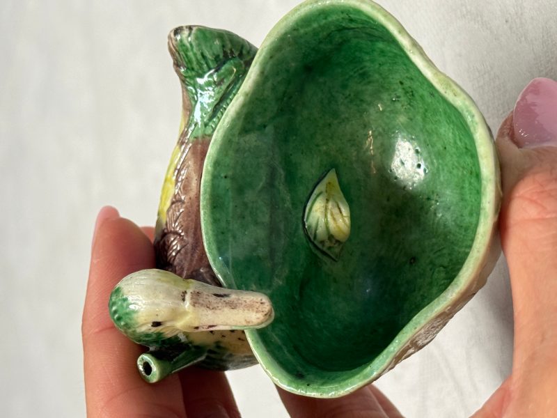 A pair of Chinese famille verte sancai biscuit duck-and-lotus-form water droppers on later wooden stands - 图36