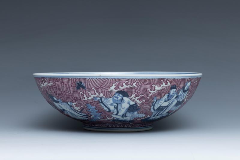 A pair of underglaze-blue and puce-enamelled 'Immortals' bowls, Guangxu mark and of the period (1875-1908) - 图6