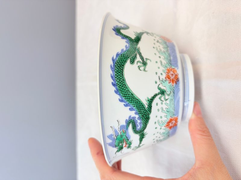 A Chinese famille verte 'Dragon' bowl on a later wooden stand - 图11