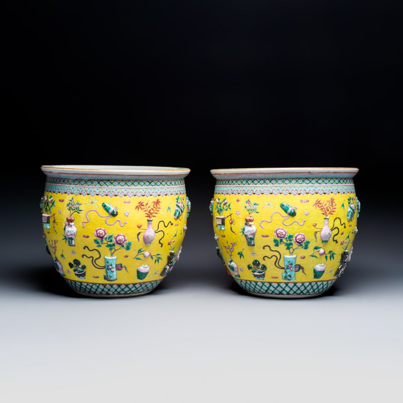 A pair of Chinese famille rose yellow-ground 'Antiquities' fish bowls with applied relief design - 图3