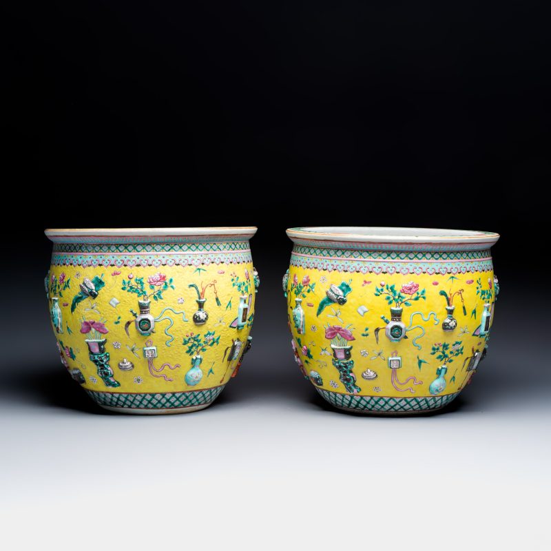 A pair of Chinese famille rose yellow-ground 'Antiquities' fish bowls with applied relief design - 图5