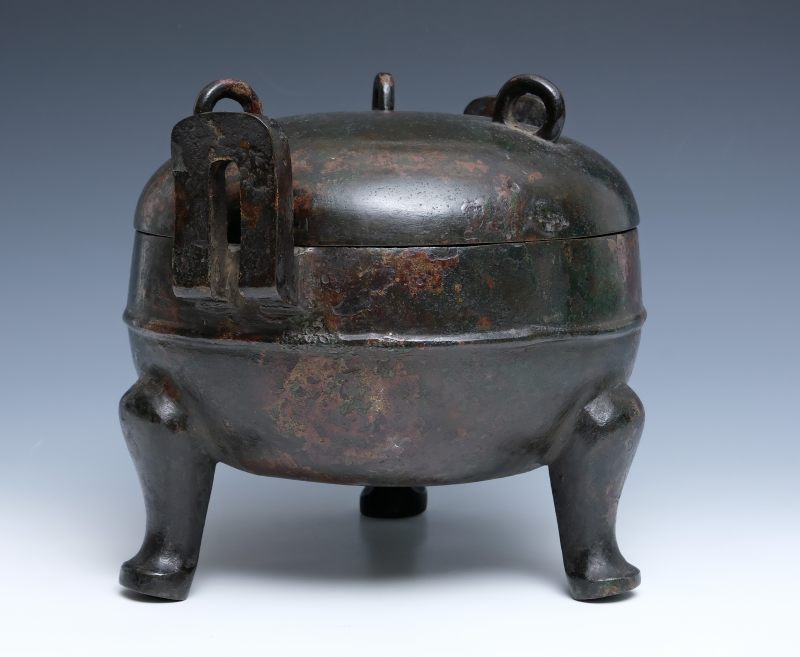 A large bronze ritual cauldron with cover, Ding - 图8