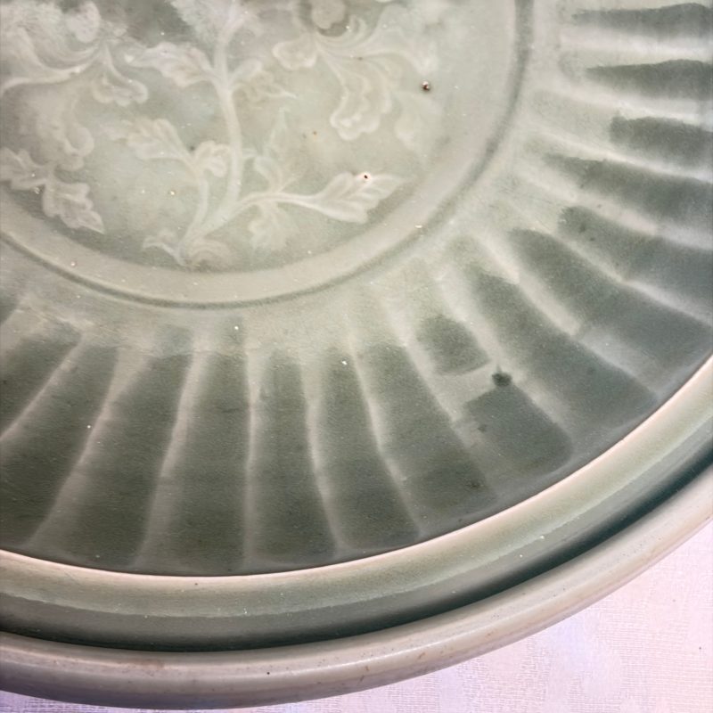 A Chinese Longquan celadon dish with incised floral design - 图8