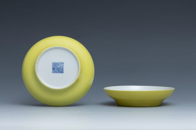 A pair of small lemon-yellow-glazed saucer dishes, Qianlong mark and of the period (1736-1795) - 图2