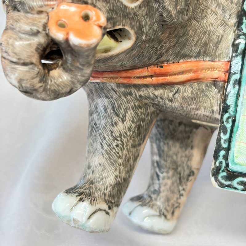 A pair of Chinese famille rose models of elephants - 图35