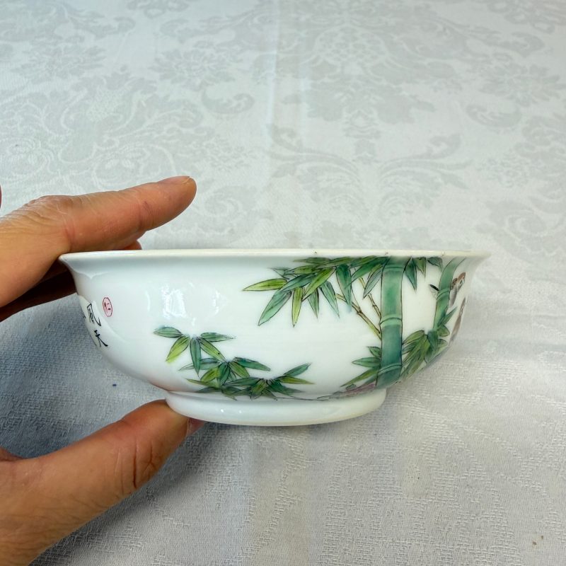 A pair of Chinese famille rose shallow bowls with birds among bamboo, and bats - 图12