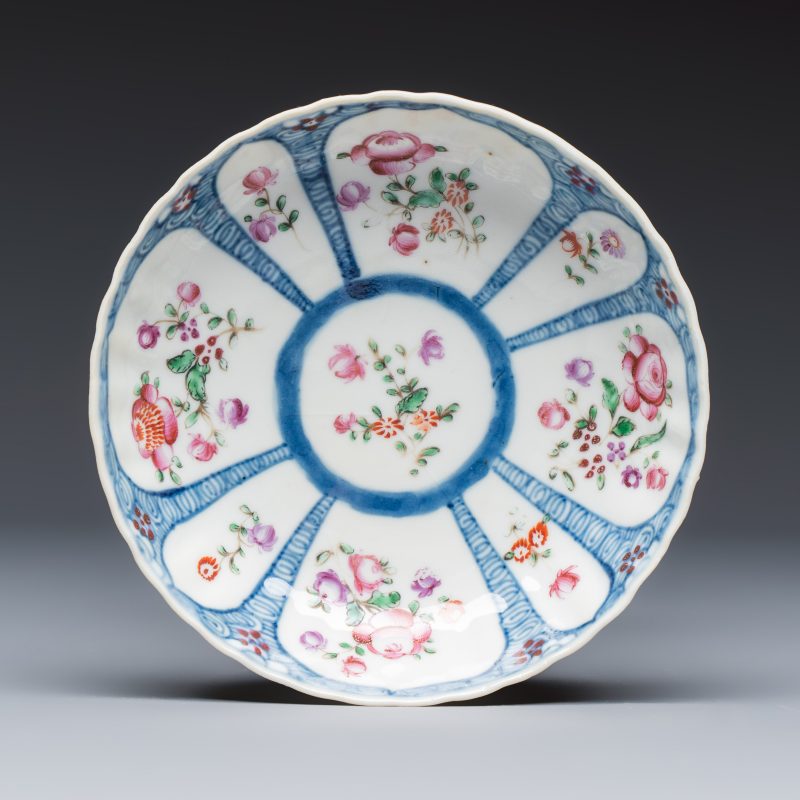 11 Chinese famille rose wares, one with gilt-bronze mounts - 图8