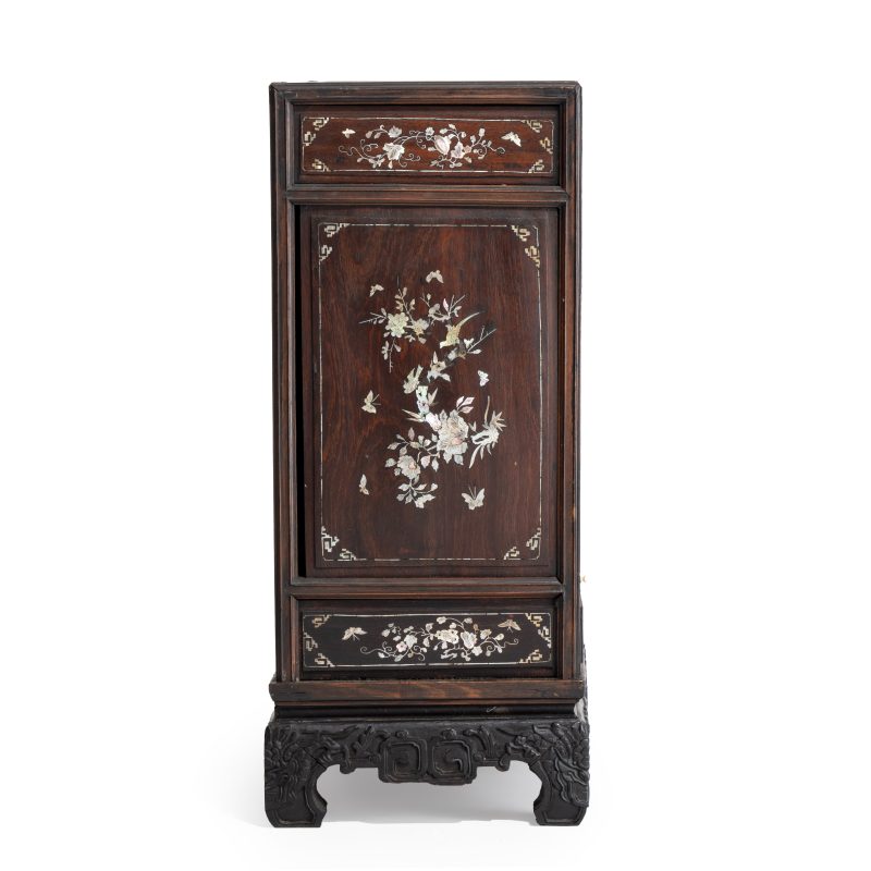 A Vietnamese mother-of-pearl-inlaid wooden two-door cabinet - 图6