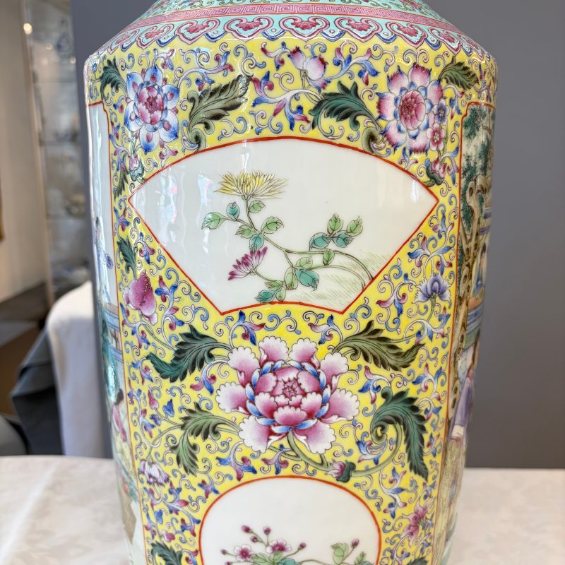 A pair of Chinese famille rose vases with figural design - 图28