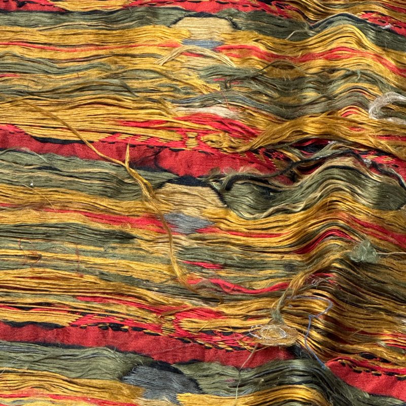 A Chinese red-ground brocade panel with seated Buddhas - 图34