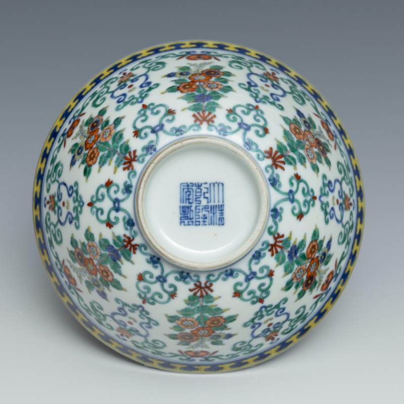 A fine doucai 'floral' bowl, Qianlong mark and of the period (1736-1795) - 图3