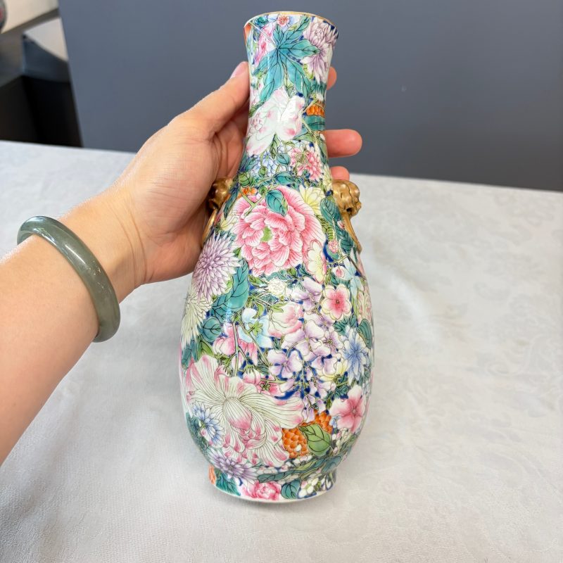 A pair of Chinese famille rose 'Millefleurs' vases with lion-head handles - 图9