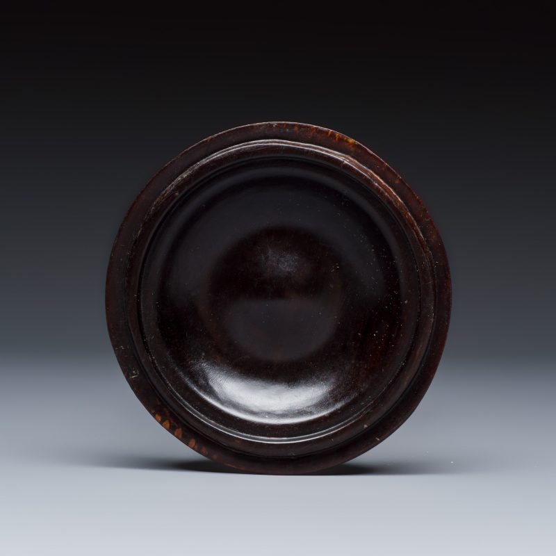 A Chinese peacock-blue-glazed tripod incense burner with wooden cover - 图10