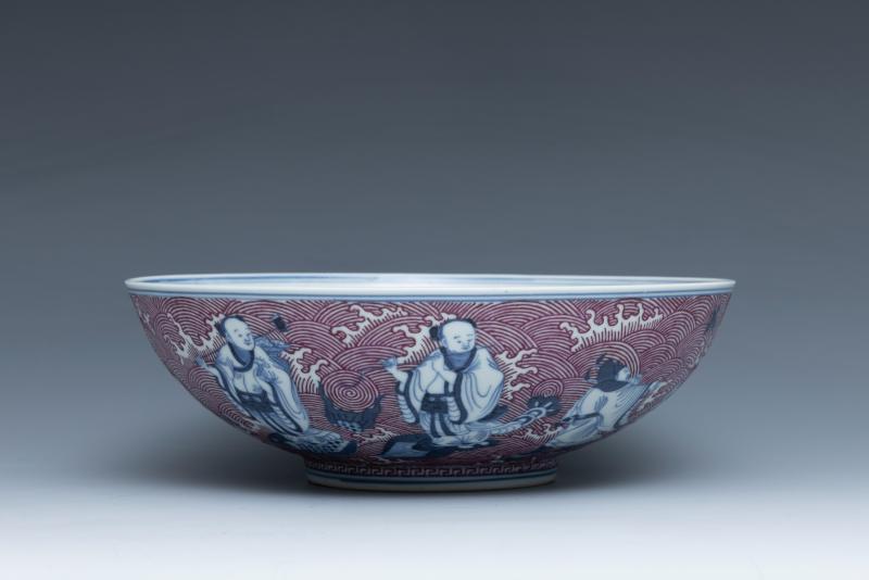 A pair of underglaze-blue and puce-enamelled 'Immortals' bowls, Guangxu mark and of the period (1875-1908) - 图5