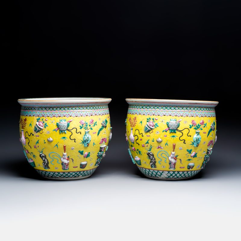 A pair of Chinese famille rose yellow-ground 'Antiquities' fish bowls with applied relief design - 图4