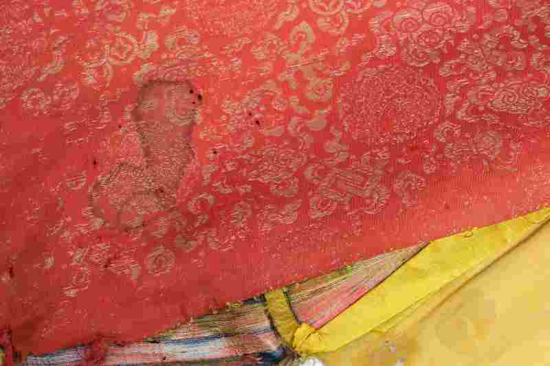 A pair of silk brocade ‘Dragon’ throne back cushion covers - 图18